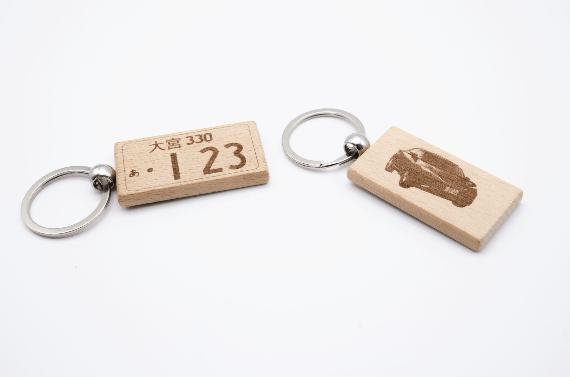 ナンバープレート風 キーホルダー 木製 ギフト 誕生日 - レンブランサ