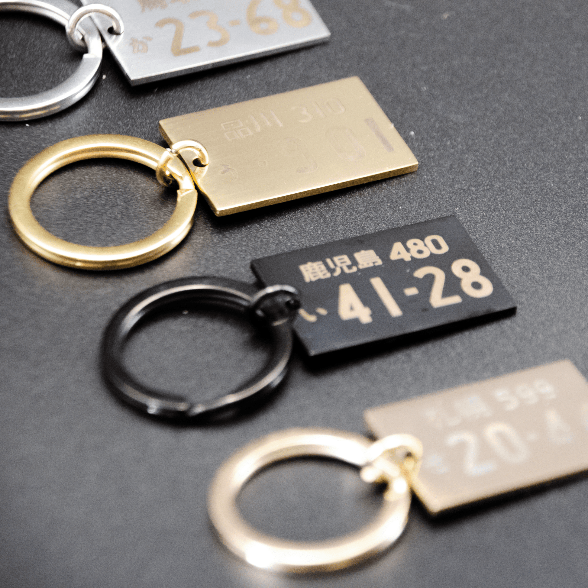 ナンバープレート風 キーホルダー ステンレス ギフト 誕生日 - レンブランサ